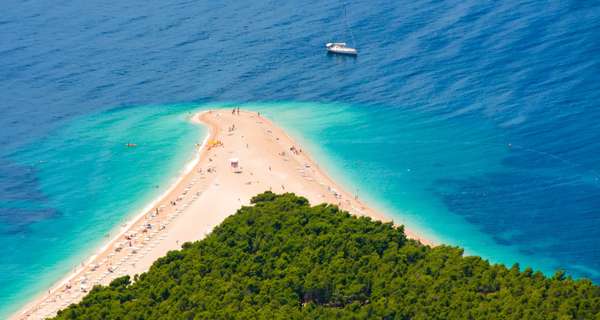 Isola di Brač con la spiaggia più famosa della Croazia: Zlatni Rat