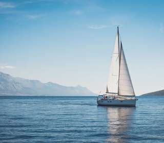 Day sailing trips and excursions