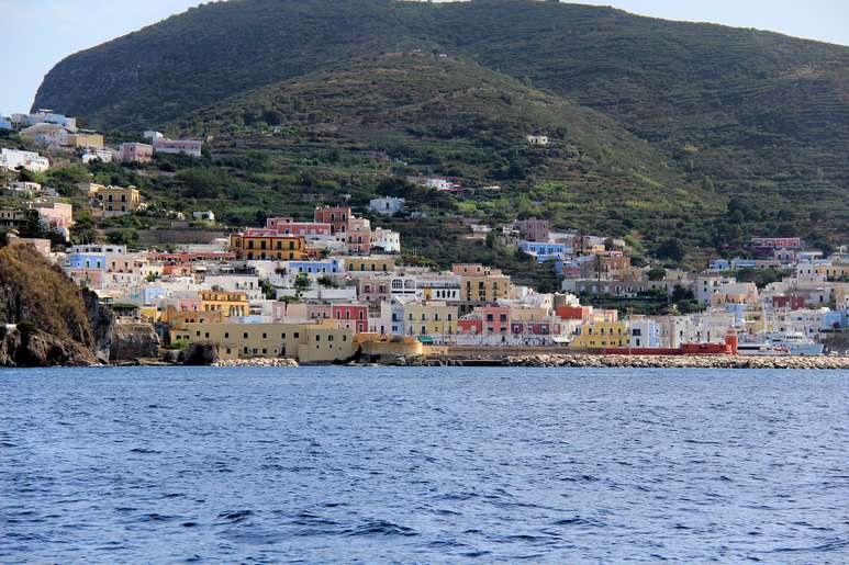 Yacht sailing holidays & skippered tours in Pontine Islands